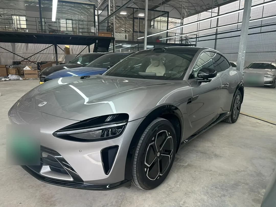 Grey Xiaomi SU7, front three-quarter view